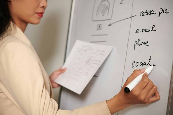 Quelle est l'importance de l'UX Writing pour améliorer les textes d'interface d'une application bancaire?