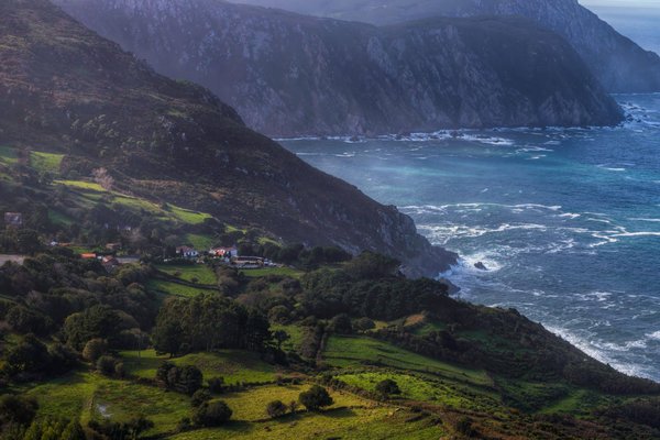 Quel type de matériel est recommandé pour l'installation d'un point d'accès Wi-Fi extérieur résistant aux intempéries?